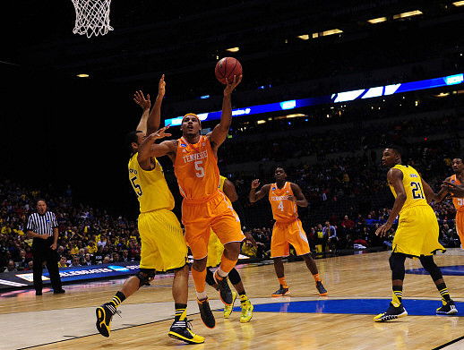 Jon Horford (15) and Zak Irvin (21)
