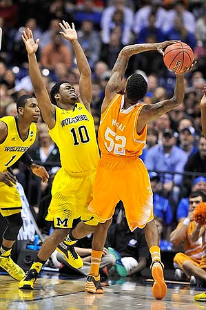 Glenn Robinson III (1) and Derrick Walton Jr. (10)