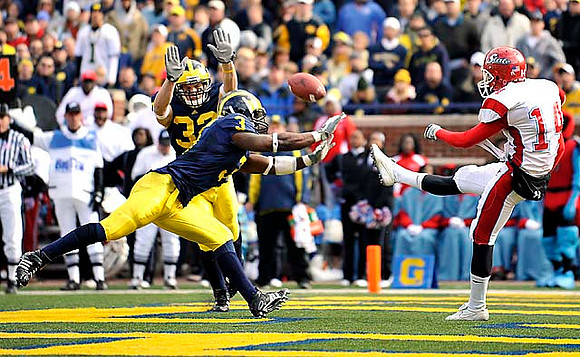Stevie Brown (3) and Jordan Kovacs (32)