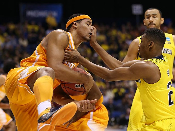 Zak Irvin (21) and Jon Horford (15)