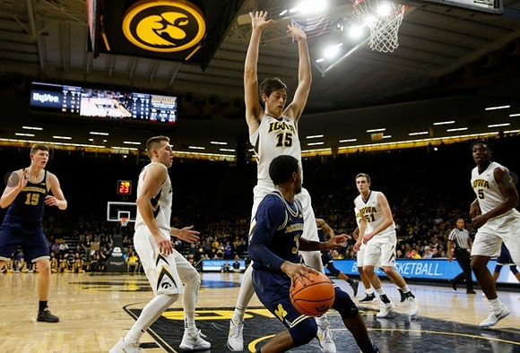 Jon Teske (15) and Zavier Simpson (3)
