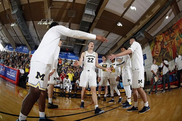 Duncan Robinson (22) and Michigan Team