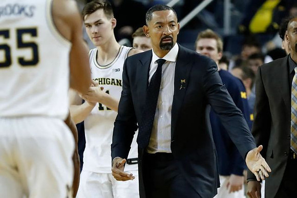 Colin Castleton (11) and Juwan Howard
