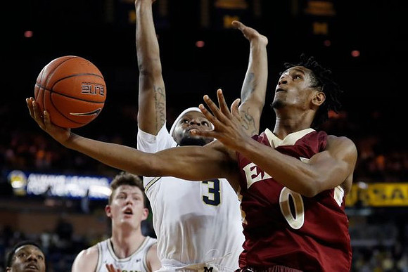 Jon Teske (15) and Zavier Simpson (3)