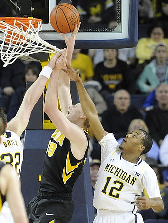Ricky Doyle (32) and Muhammad-Ali Abdur-Rahkman (12)