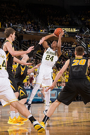 Aubrey Dawkins (24) and Max Bielfeldt (44)
