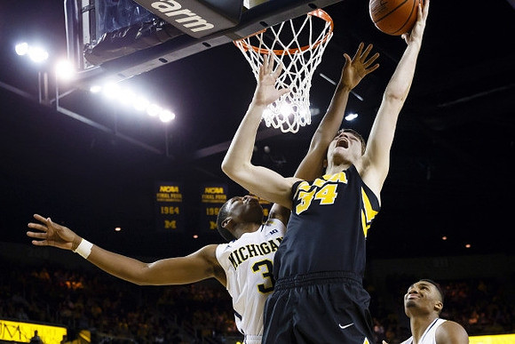 Kameron Chatman (3) and Zak Irvin (21)