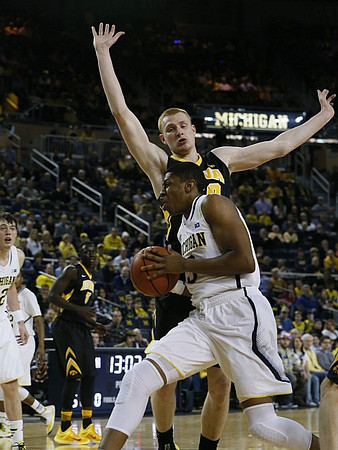 Ricky Doyle (32) and Kameron Chatman (3)
