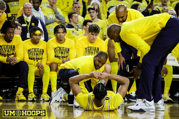 Jett Howard (13) and Michigan Team