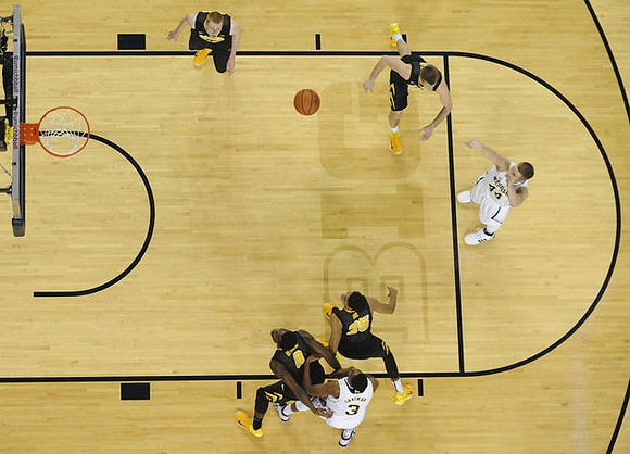 Kameron Chatman (3) and Max Bielfeldt (44)