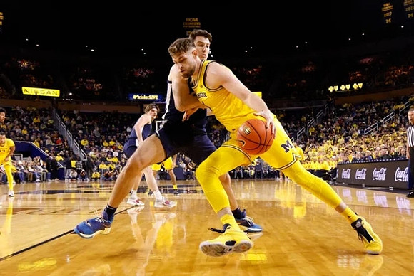 Hunter Dickinson (1) and Jett Howard (13)
