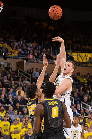 Max Bielfeldt (44) and Zak Irvin (21)
