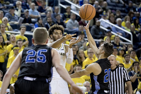 Isaiah Livers (4)