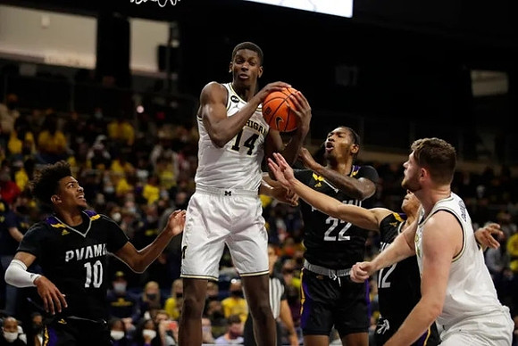 Moussa Diabate (14) and Hunter Dickinson (1)