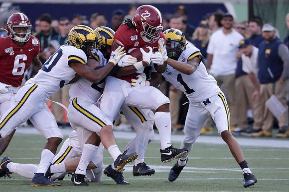 Daxton Hill (30), Jordan Glasgow (29), and Ambry Thomas (1)
