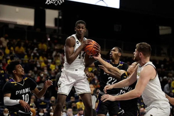 Moussa Diabate (14) and Hunter Dickinson (1)