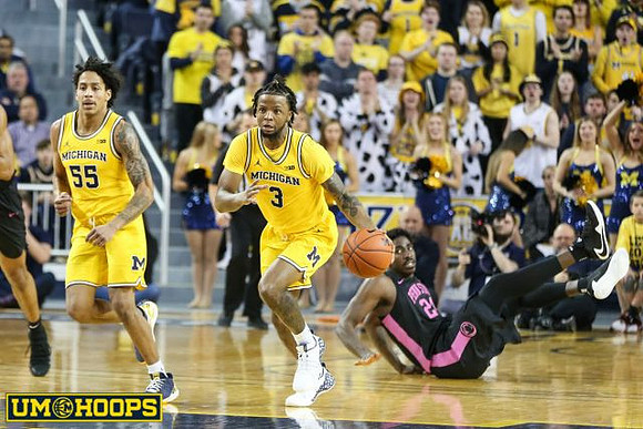 Eli Brooks (55) and Zavier Simpson (3)
