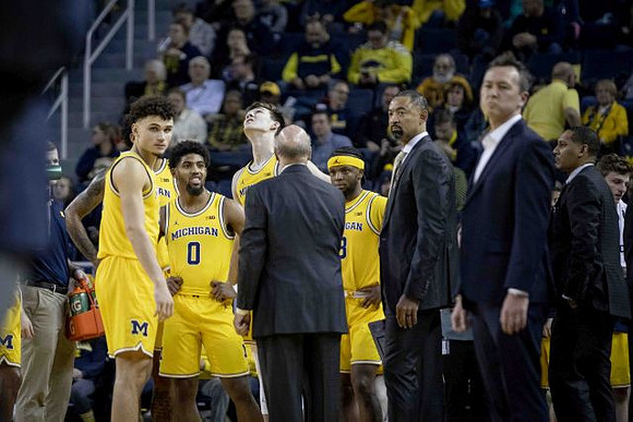 Adrien Nunez (5), David DeJulius (0), Colin Castleton (11), Phil Martelli, Zavier Simpson (3), Juwan Howard, and Howard Eisley
