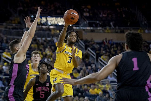 Jon Teske (15) and Zavier Simpson (3)