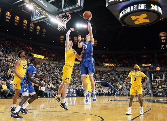 Brandon Johns Jr. (23), Jon Teske (15), and Zavier Simpson (3)