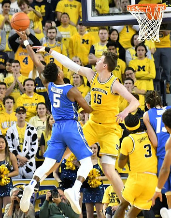 Jon Teske (15) and Zavier Simpson (3)