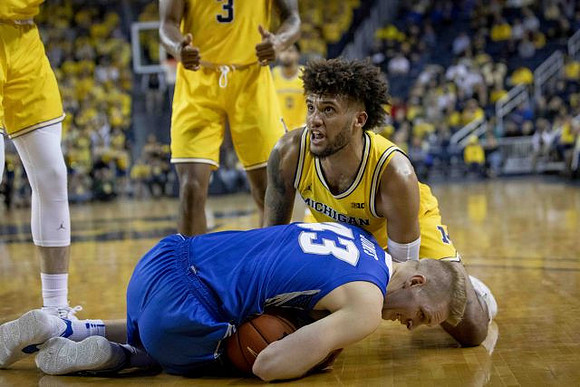 Isaiah Livers (2) and Zavier Simpson (3)