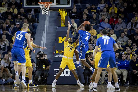 Brandon Johns Jr. (23) and Zavier Simpson (3)