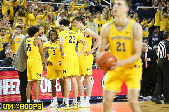Juwan Howard, Eli Brooks (55), Zavier Simpson (3), Brandon Johns Jr. (23), Jon Teske (15), and Franz Wagner (21)