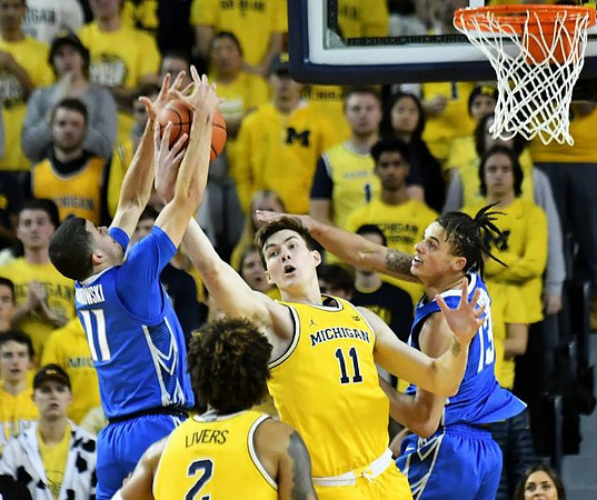 Isaiah Livers (2) and Colin Castleton (11)