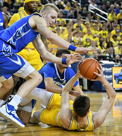 Zavier Simpson (3) and Colin Castleton (11)