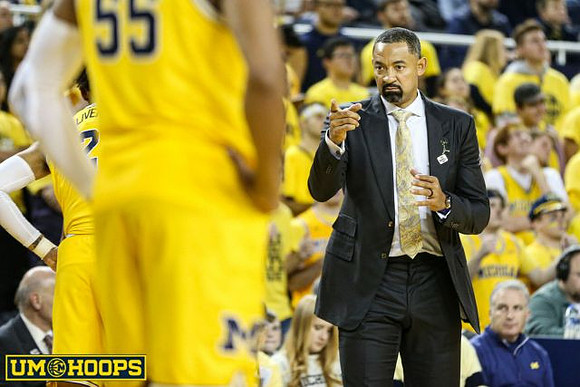 Isaiah Livers (2), Eli Brooks (55), and Juwan Howard