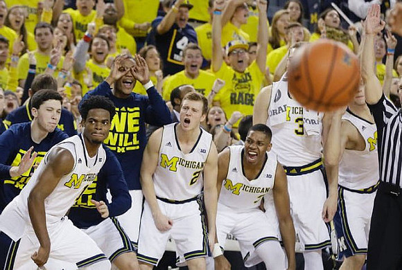 Derrick Walton Jr. (10) and Michigan Team