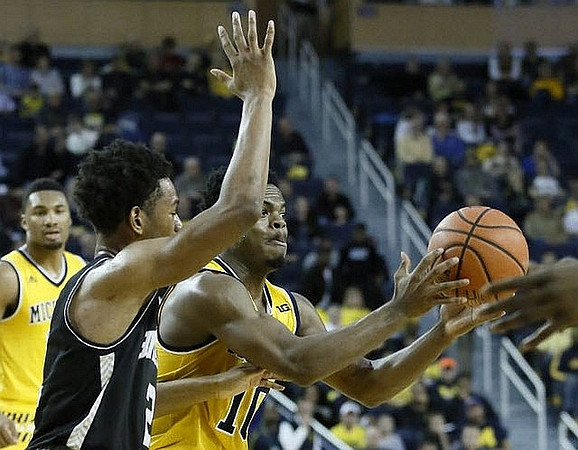 Zak Irvin (21) and Derrick Walton Jr. (10)
