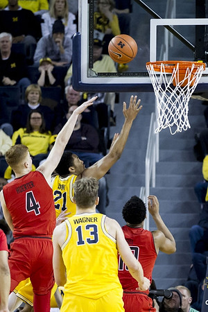 Zak Irvin (21) and Moritz Wagner (13)