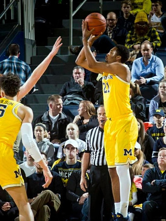 Zak Irvin (21) and D.J. Wilson (5)