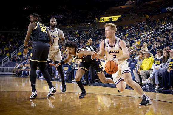 Tarris Reed Jr. (32) and Kobe Bufkin (2)