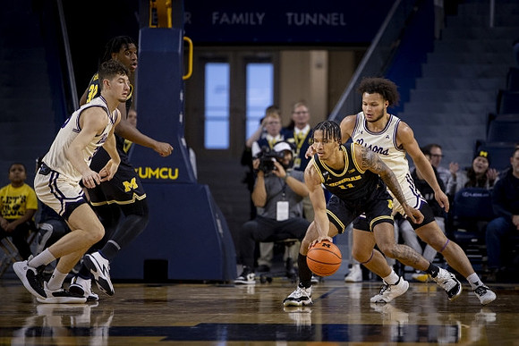Tarris Reed Jr. (32) and Isaiah Barnes (11)