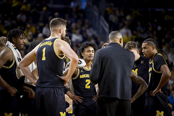 Tarris Reed Jr. (32), Hunter Dickinson (1), Kobe Bufkin (2), Juwan Howard, and Jett Howard (13)