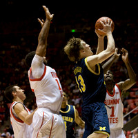 Matt Vogrich (13) and Darius Morris (4)