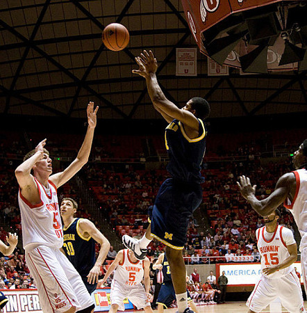 Darius Morris (4) and Eric Puls (30)
