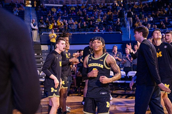 Dug McDaniel (0) and Michigan Team