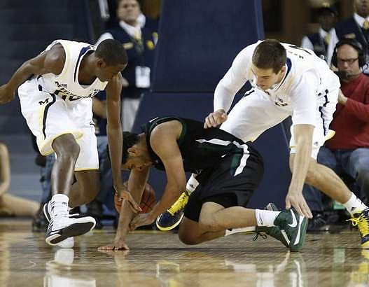 Jon Horford (15) and Nik Stauskas (11)
