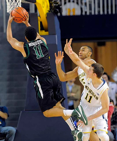 Jon Horford (15) and Nik Stauskas (11)