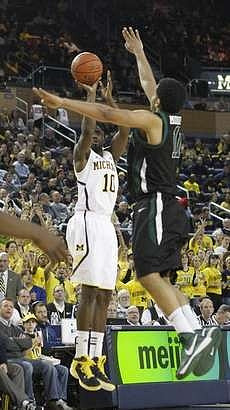 John Beilein, Nik Stauskas (11), Jon Horford (15), and Matt Vogrich (13)