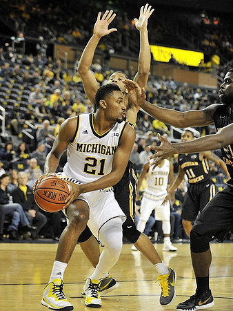 Zak Irvin (21) and Derrick Walton Jr. (10)