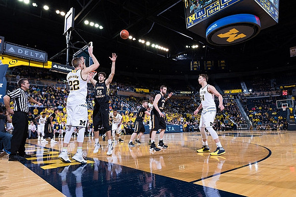 Duncan Robinson (22) and Mark Donnal (34)