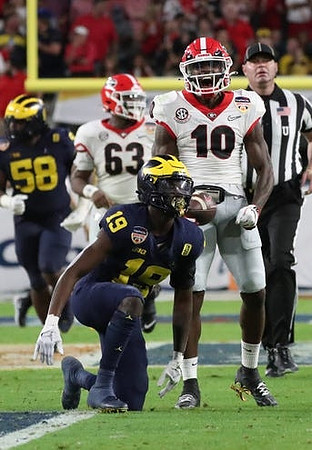 Mazi Smith (58) and Rod Moore (19)