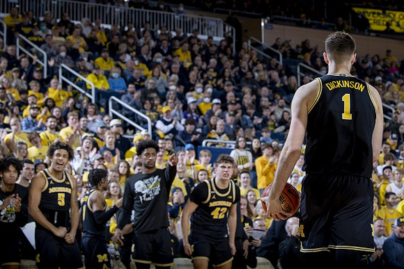 Hunter Dickinson (1) and Michigan Team