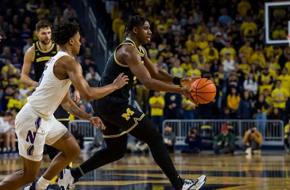 Hunter Dickinson (1) and Tarris Reed Jr. (32)