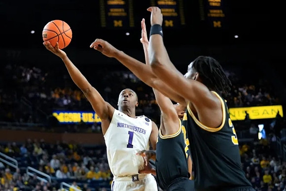 Kobe Bufkin (2) and Tarris Reed Jr. (32)